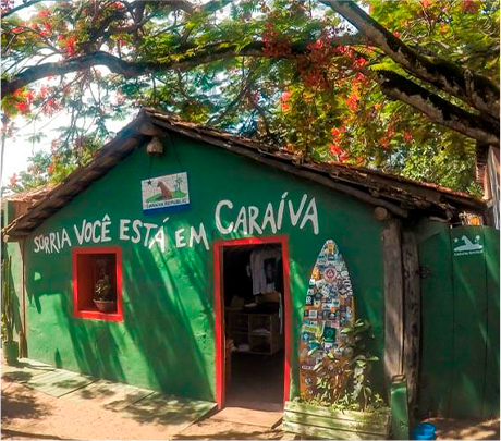 Vista da praia de Caraíva com o rio e o mar ao pôr do sol, sul da Bahia